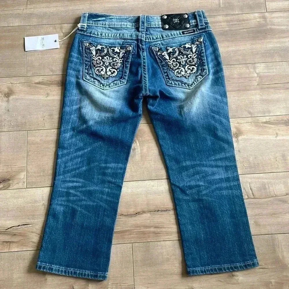 NWT Miss Me Cuffed Capri Jeans Jeweled Sz 27 - Picture 1 of 9